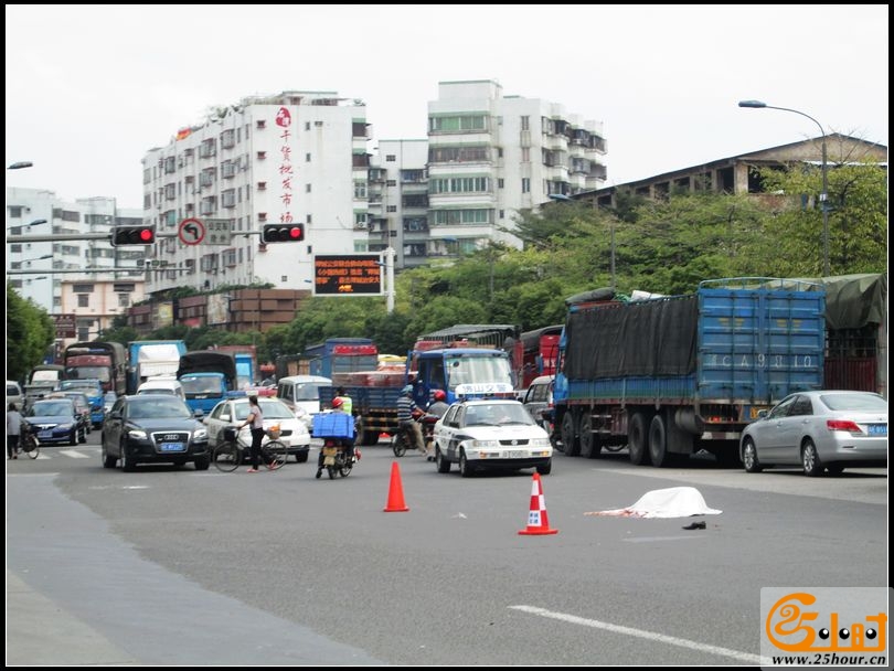 男子过马路。被田螺车撞死！01.jpg