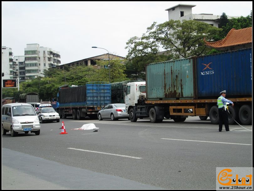 男子过马路。被田螺车撞死！02.jpg