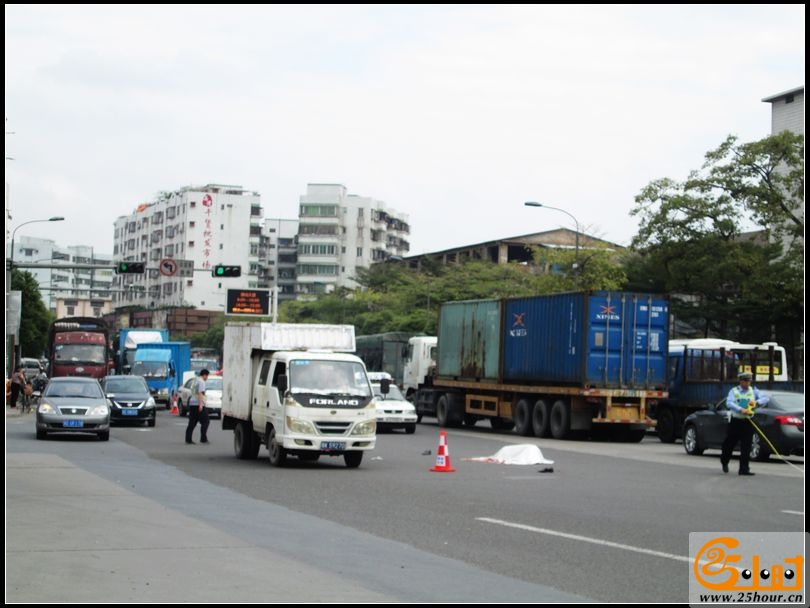 男子过马路。被田螺车撞死！03..jpg