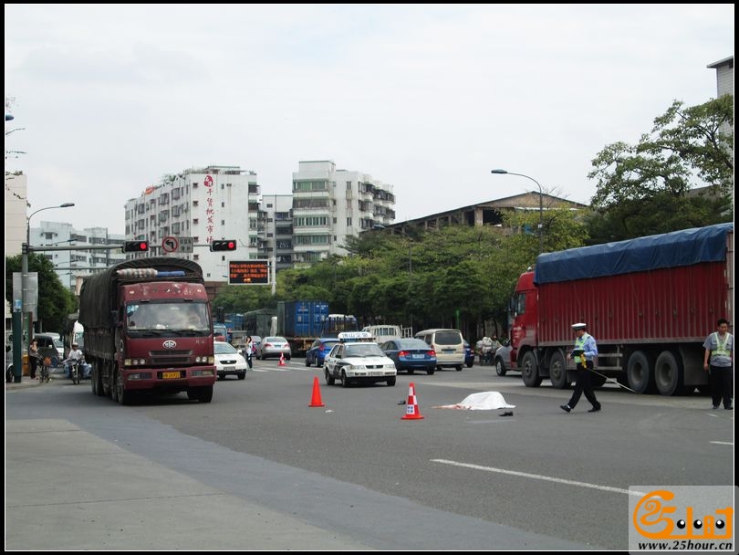 男子过马路。被田螺车撞死！05.jpg