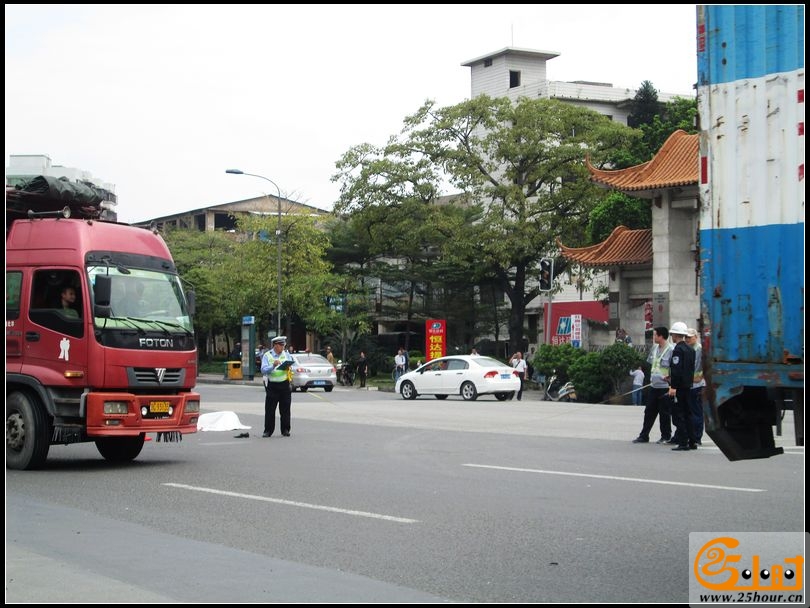 男子过马路。被田螺车撞死！07.jpg