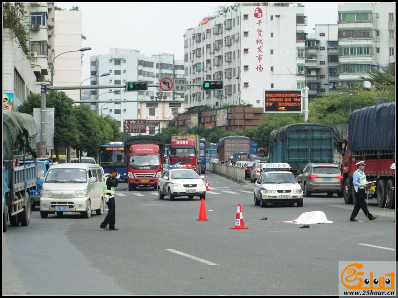 男子过马路。被田螺车撞死！09.jpg