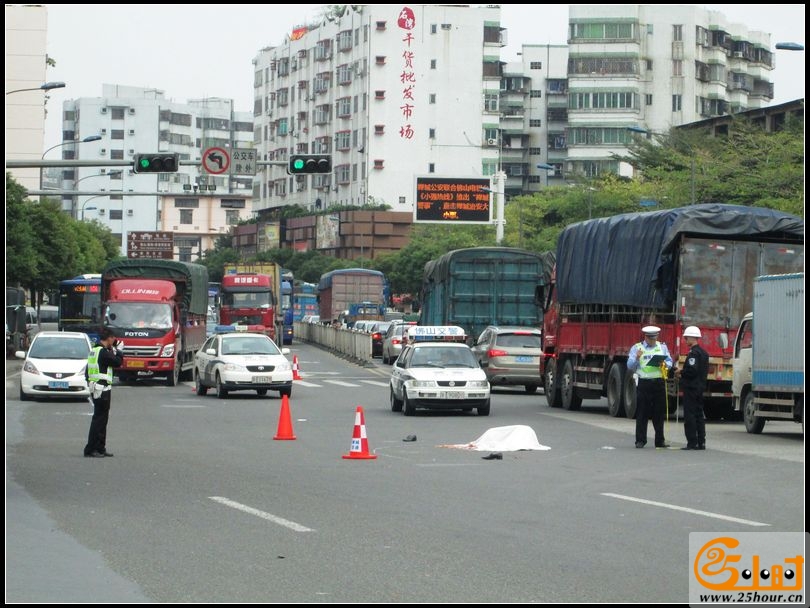 男子过马路。被田螺车撞死！10.jpg