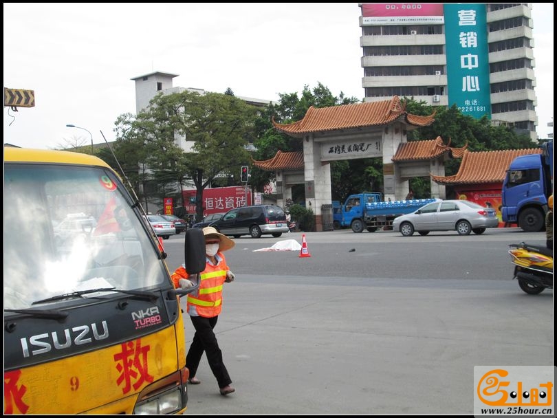 男子过马路。被田螺车撞死！12.jpg