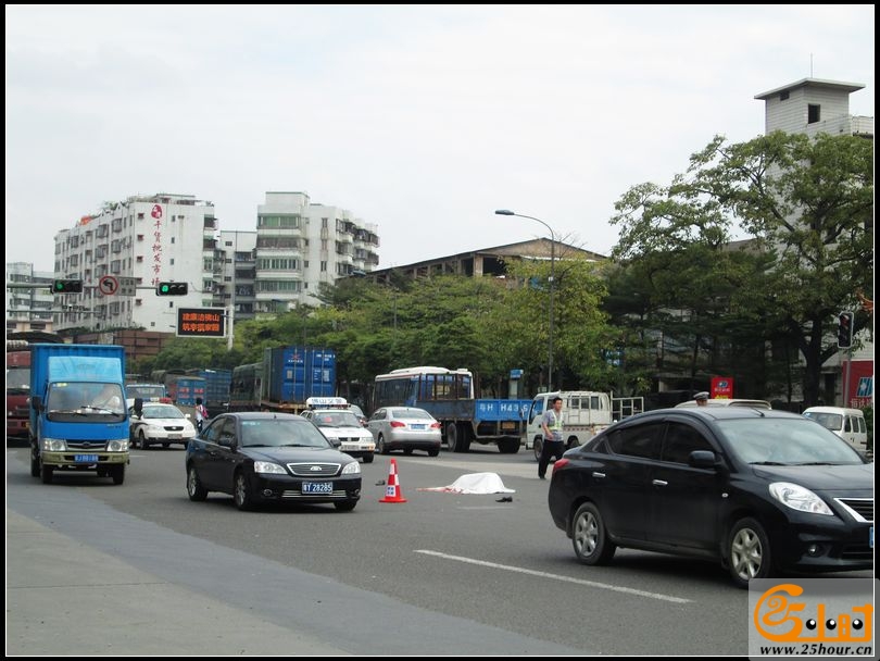 男子过马路。被田螺车撞死！13.jpg