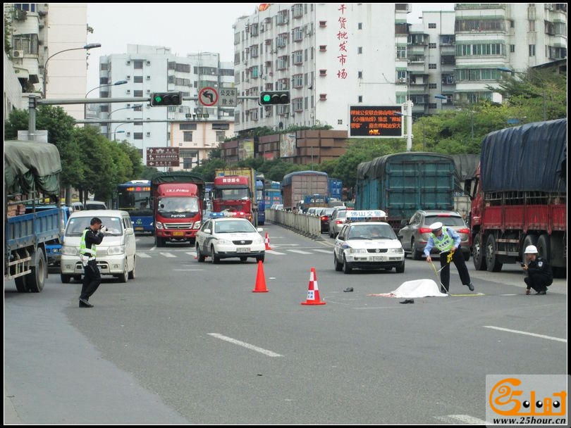 男子过马路。被田螺车撞死！17.jpg