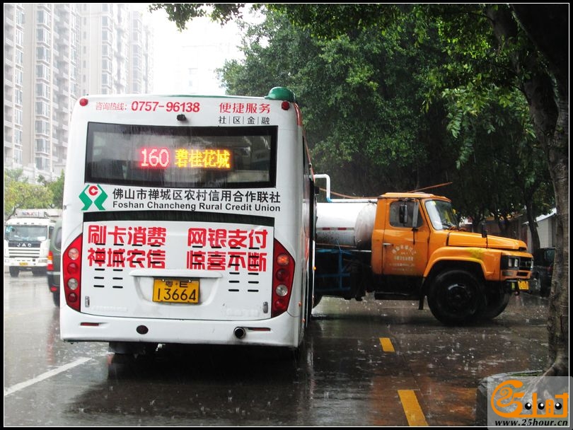 轻工一路公交撞环卫车05.jpg