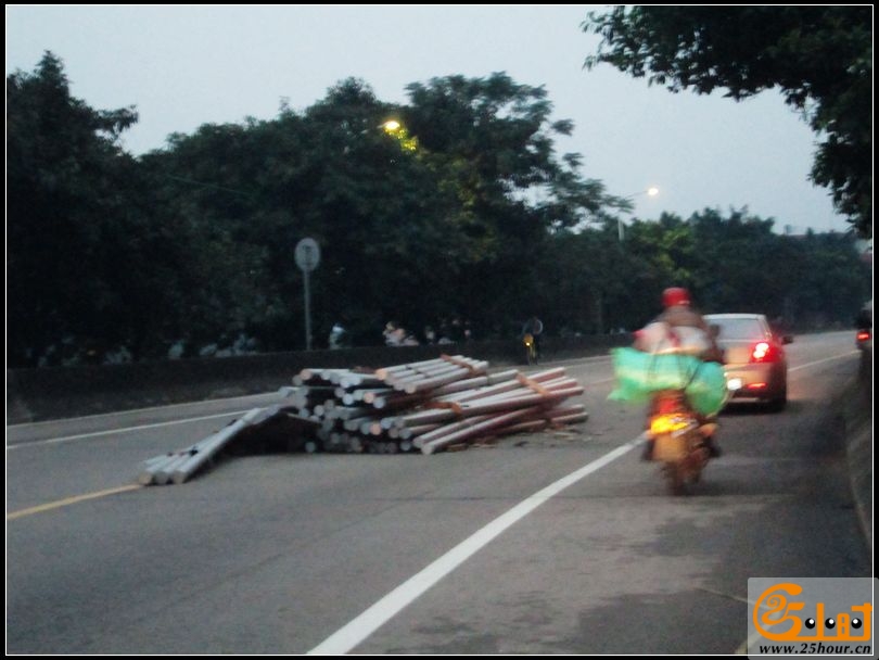 车没绑牢，一车铝杆撒路上！02.jpg