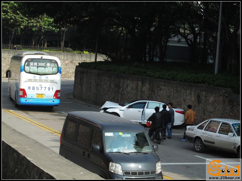 轿车快过飞机，撞碰路边，飞过路对面！06.jpg