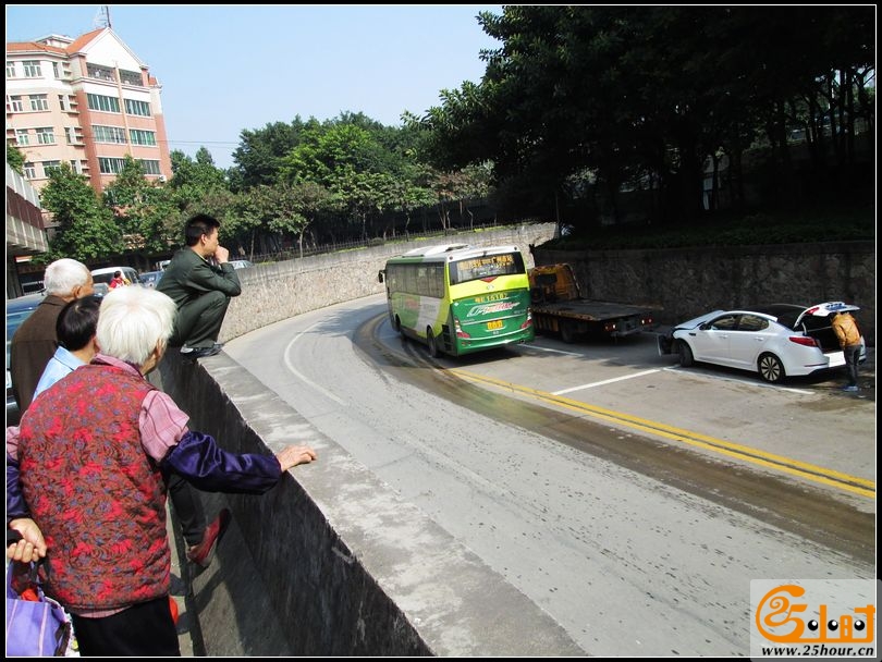 轿车快过飞机，撞碰路边，飞过路对面！13.jpg