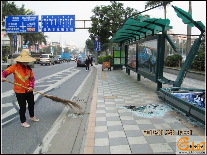 拖头飞向陶瓷城，公交车站被撞毁！03.jpg