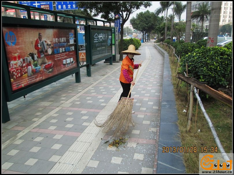 拖头飞向陶瓷城，公交车站被撞毁！08.jpg