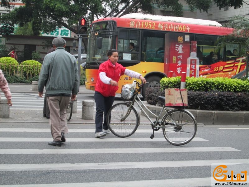 后轮被撞变形，女子自认倒霉03.jpg