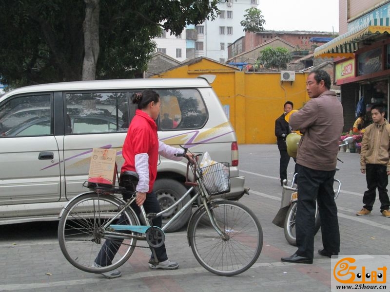 后轮被撞变形，女子自认倒霉05.jpg