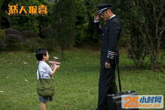 吴镇宇穿空少制服