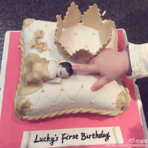 戚薇为女儿庆一周岁生日 Lucky小肉手出镜