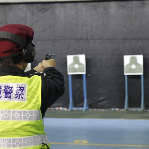 禅城“警花节” 最“型”陀枪师姐比射术