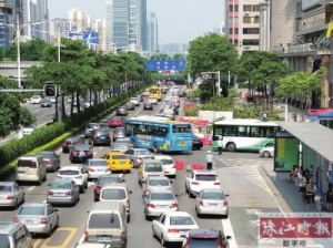 塞到烦晒！四车道变三车道施工路段出现拥堵