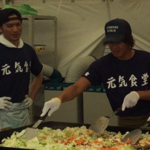 木村拓哉等杰尼斯男星为熊本灾民做饭