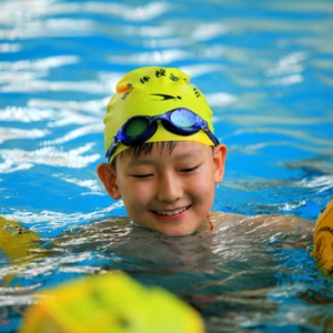 夏季运动游泳是首选 五个步骤教孩子学会游泳