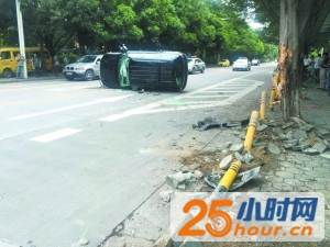 小车撞上“防撞杆”，5根杆子全“跪了”