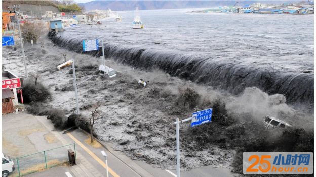 有18000多人在海啸中死亡或失踪。