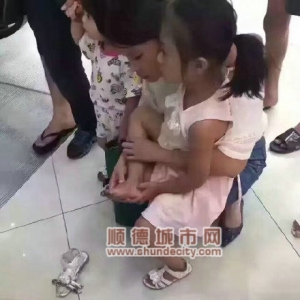 追踪：被商场电梯夹脚的小女孩现在怎么样？