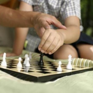 和4岁小孩下棋你会让吗？二位家长分享真实故事