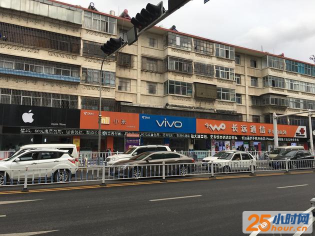 街上唯一一家小米授权店，店内最新的手机为小米5