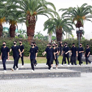 柳岩遭20位黑衣人集体跪地求爱 当场吓懵