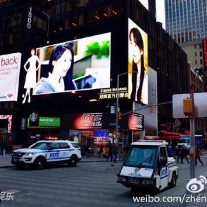 郑爽登时代广场大屏幕一周 父女亲临见证