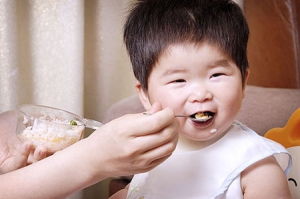 过年啦!别让宝宝把零食当主食 损害健康