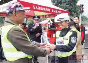 警属进警营！警属穿装备体验警察执勤