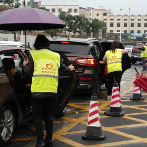 “三八”特辑：“警家校”女家长冒雨护畅 成靓丽风景线