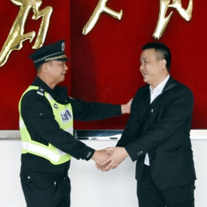 警民接力 万元现金还失主