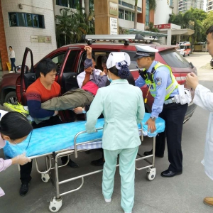 5分钟！顺德民警将中风老人送医