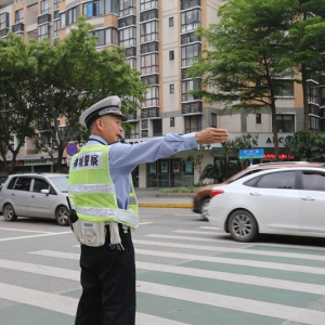 魁奇路岭南大道节点施工首个工作日 交警全警出动迎“大考” ...