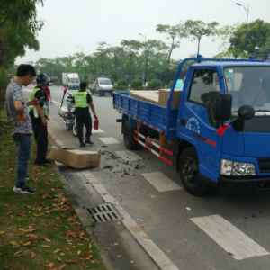 货车车箱突冒浓烟 设卡民警火速救援