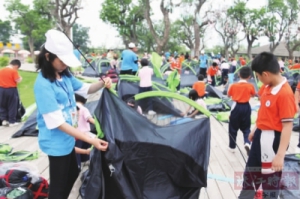 好过瘾！师生野炊寻宝住帐篷