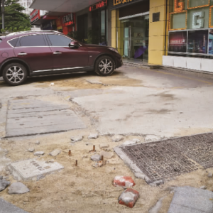 路面工程留坑洼街坊路过易绊倒