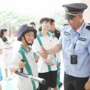 民警进特殊学校送“安全”