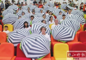 首批500把共享雨伞投放佛山