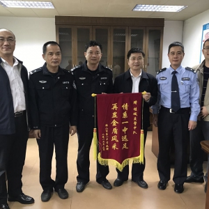 点赞!桂城交警冒雨执勤 护航千名师生徒步