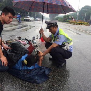 女子雨中受伤倒地 执勤民警撑起“保护伞”