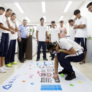 这帮青少年说：原来吸毒是这样痛苦!以后绝不碰毒品