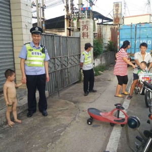 “大巡查”民警助 “裸奔”小男孩和中暑男子回家