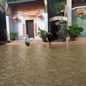 杏坛暴雨成灾 百余警力抗洪救灾