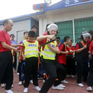 “小候鸟”进警营 学技能体验警用装备