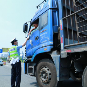 “禁货”首日 交警劝导闯禁司机236人