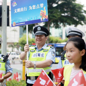 超200名市民收到“点赞”旗帜！禅城倡导全民文明出行